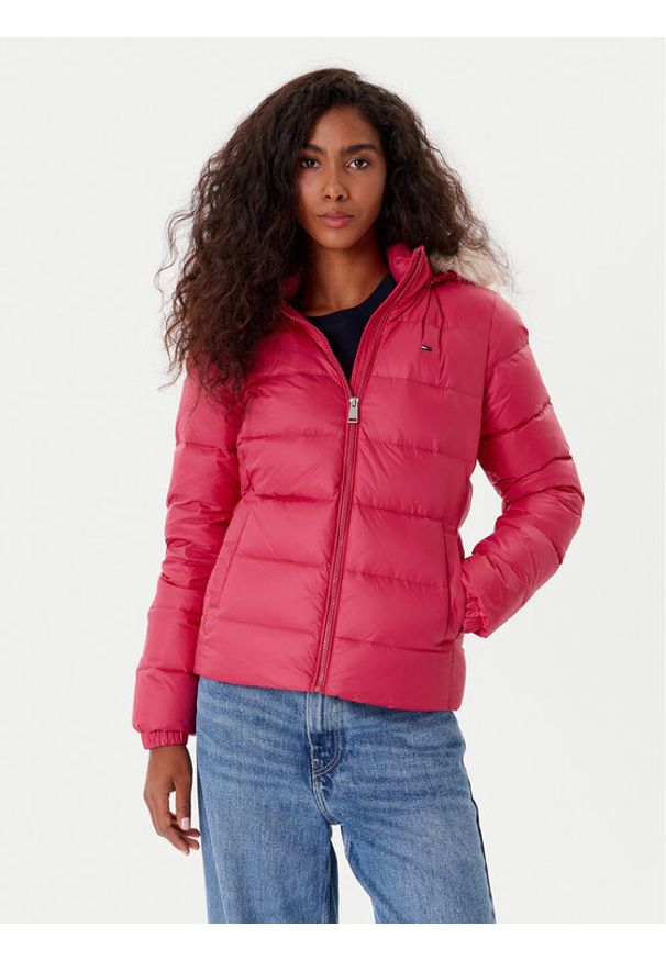 Tommy Jeans Kurtka puchowa Basic DW0DW18312 Czerwony Slim Fit. Kolor: czerwony. Materiał: syntetyk