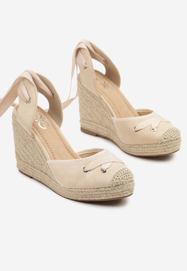 Renee - Beżowe Sandały w Stylu Espadryli na Koturnie z Plecionki z Wiązaniem Alariel. Okazja: na co dzień. Kolor: beżowy. Obcas: na koturnie. Styl: casual, elegancki, boho