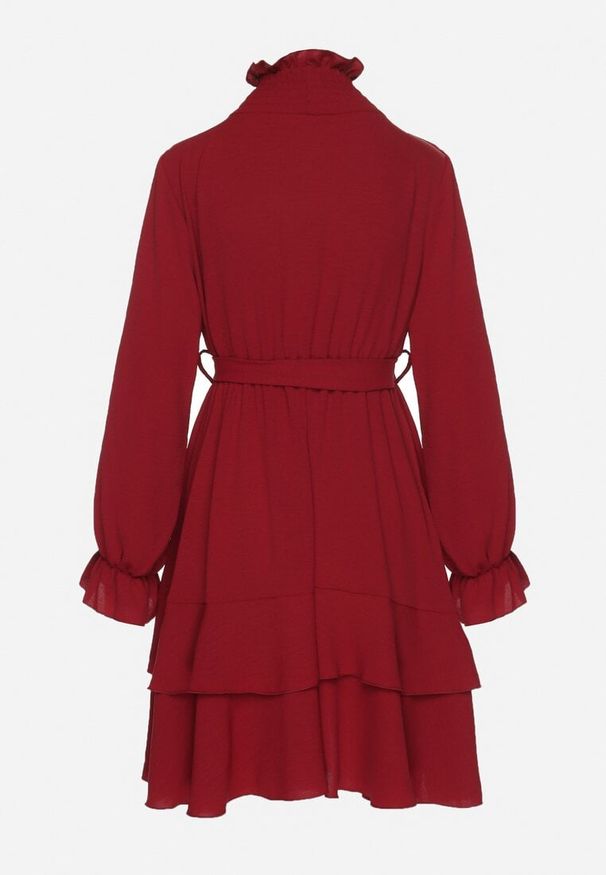 Born2be - Bordowa Sukienka z Falbanami i Marszczonym Golfem z Dodatkowym Wiązanym Paskiem Savelina. Okazja: na imprezę. Typ kołnierza: golf. Kolor: czerwony. Typ sukienki: rozkloszowane. Styl: klasyczny, elegancki