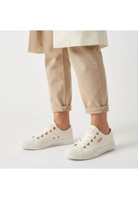 Trampki damskie Lee Cooper, cholewka z materiału tekstylnego wiązanie z przodu na płaskiej podeszwie, białe, LCW-26-02-4068L SVL-653. Okazja: na co dzień. Zapięcie: sznurówki. Kolor: biały. Materiał: materiał. Szerokość cholewki: normalna. Obcas: na płaskiej podeszwie. Styl: casual, klasyczny, sportowy #3