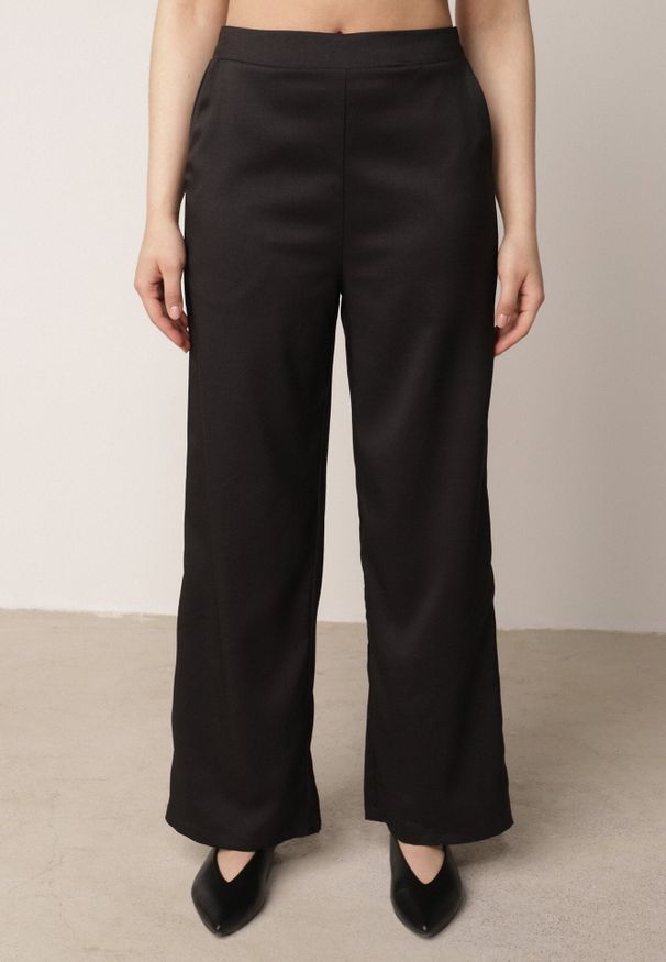 Born2be - Czarny Garniturowy Komplet ze Spodniami i Kamizelką z Asymetrycznym Zapięciem Panorea. Kolor: czarny. Wzór: paski