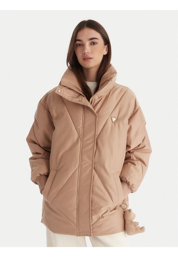 Guess Kurtka zimowa V5BL13 WHHZ2 Beżowy Regular Fit. Kolor: beżowy. Materiał: syntetyk. Sezon: zima