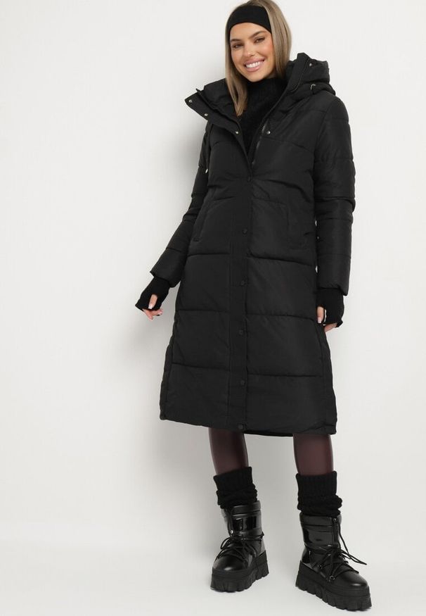Born2be - Czarna Długa Pikowana Kurtka z Kapturem z Napami i Plisą Arvis. Okazja: na co dzień. Typ kołnierza: kaptur. Kolor: czarny. Materiał: wełna, jeans, tkanina. Długość: długie. Sezon: zima. Styl: klasyczny, casual, elegancki