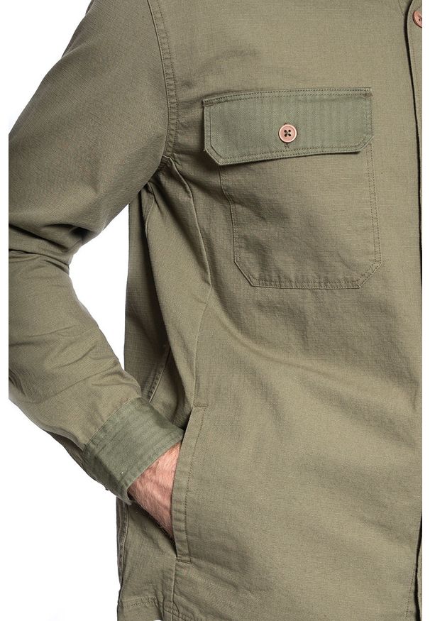 Lee - MĘSKA KOSZULA MATERIAŁOWA LEE 2PKT OVERSHIRT RELXED FIT UTILITY GREEN L67MDONG 112116901. Materiał: materiał