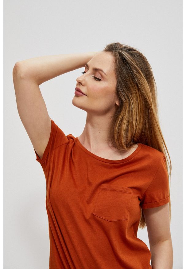 MOODO - Bawełniany t-shirt z kieszkonką brązowy. Kolor: brązowy. Materiał: bawełna. Długość rękawa: krótki rękaw. Długość: krótkie. Wzór: gładki. Styl: klasyczny