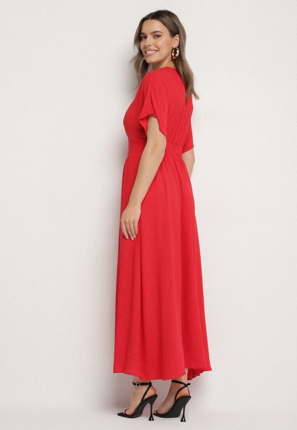 Born2be - Czerwona Rozkloszowana Sukienka z Gumką w Talii i Dekoltem w Serek Iffara. Okazja: na co dzień, do pracy, na spotkanie biznesowe. Typ kołnierza: dekolt w serek. Kolor: czerwony. Styl: casual, biznesowy