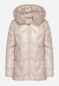 Born2be - Beżowa Kurtka z Oryginalnym Pikowaniem i Kapturem z Futerkiem Nallisa. Okazja: na co dzień, na spotkanie biznesowe, do pracy. Kolor: beżowy. Materiał: futro. Styl: casual, biznesowy #4