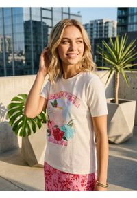 Sinsay - Bawełniana koszulka z nadrukiem wakacyjnym - kremowy. Kolor: kremowy. Materiał: bawełna. Wzór: nadruk. Styl: wakacyjny #1