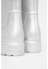 Calvin Klein Kalosze damskie kolor srebrny. Nosek buta: okrągły. Kolor: srebrny. Materiał: guma