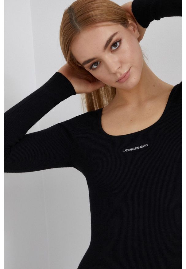 Calvin Klein Jeans Sukienka kolor czarny mini dopasowana. Kolor: czarny. Materiał: dzianina. Długość rękawa: długi rękaw. Wzór: gładki. Typ sukienki: dopasowane. Długość: mini
