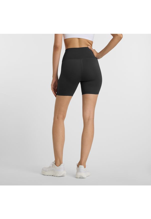 Spodenki damskie New Balance WS51114BK – czarne. Stan: podwyższony. Kolor: czarny. Materiał: materiał, poliester, tkanina, lycra