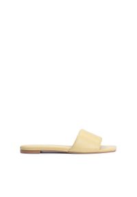 Kazar - Oliwkowe skórzane klapki damskie z kwadratowym noskiem. Okazja: na co dzień, do pracy. Kolor: zielony. Materiał: skóra. Obcas: na płaskiej podeszwie. Styl: casual, klasyczny, wakacyjny #1