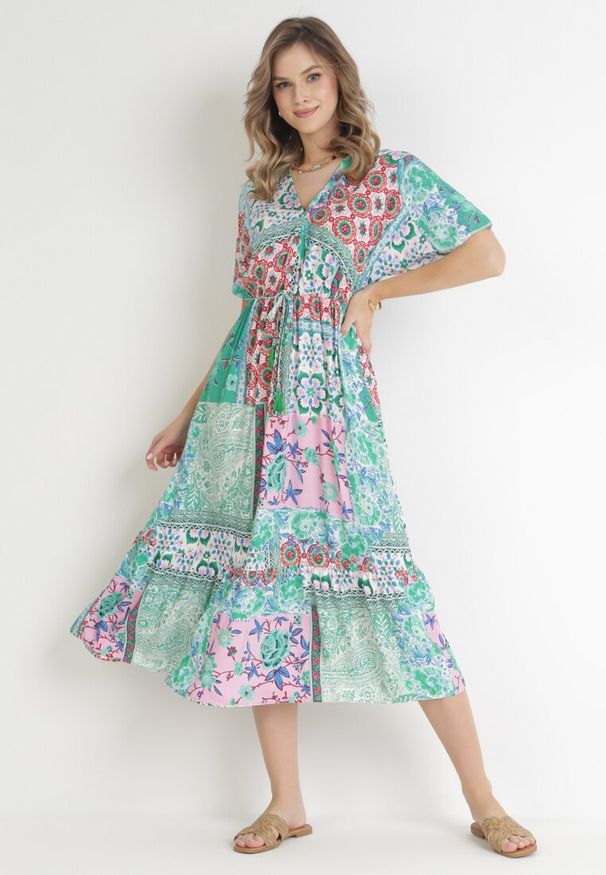 Born2be - Miętowo-Różowa Kwiecista Sukienka Midi z Gumką w Talii z Falbanką z Wiskozy Jazaria. Kolor: miętowy. Materiał: wiskoza. Sezon: wiosna, lato. Długość: midi