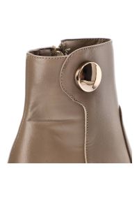 CheBello - Beżowe Botki Chebello Modne Skórzane Buty Na Obcasie. Okazja: na spacer, na co dzień. Kolor: beżowy. Materiał: skóra. Obcas: na obcasie. Styl: klasyczny, casual, elegancki. Wysokość obcasa: średni #6