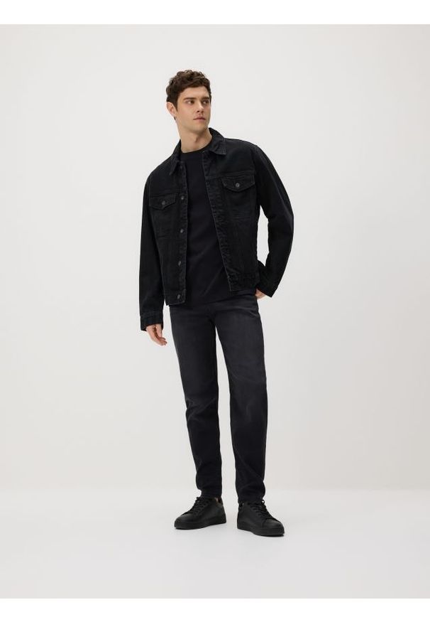 Reserved - Jeansy carrot z efektem sprania - czarny. Kolor: czarny