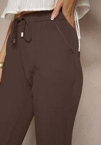 Renee - Brązowe Spodnie Dresowe High Waist z Ozdobnym Wiązaniem Ellivaria. Okazja: na co dzień. Stan: podwyższony. Kolor: brązowy. Materiał: dresówka. Styl: casual #4