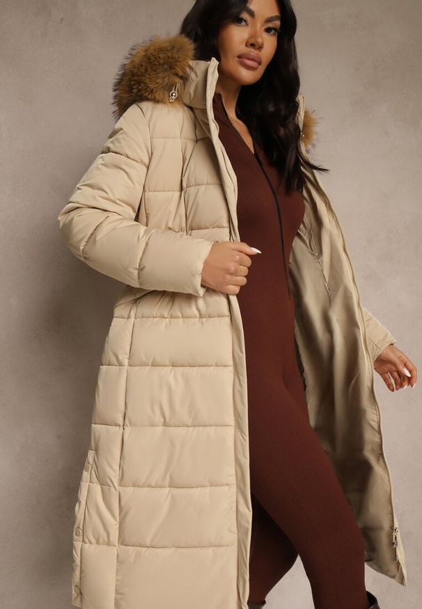 Renee - Beżowa Pikowana Kurtka o Długim Kroju z Paskiem i Kapturem z Futrem Aveslia. Kolor: beżowy. Materiał: futro. Długość: długie