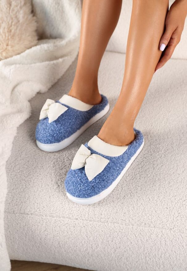 Born2be - Niebieskie Kapcie z Futerka Typu Baranek i Ozdobną Kokardką Unima. Nosek buta: okrągły. Kolor: niebieski. Materiał: futro. Sezon: zima. Obcas: na obcasie. Styl: klasyczny. Wysokość obcasa: niski