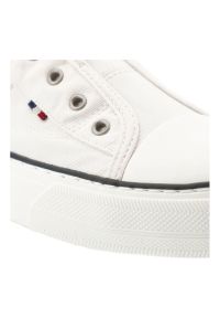 Białe Trampki Mustang Wsuwane Obuwie Damskie. Okazja: na co dzień. Zapięcie: bez zapięcia. Kolor: biały. Materiał: jeans, materiał. Wzór: haft. Sezon: lato. Styl: casual, elegancki, sportowy #6