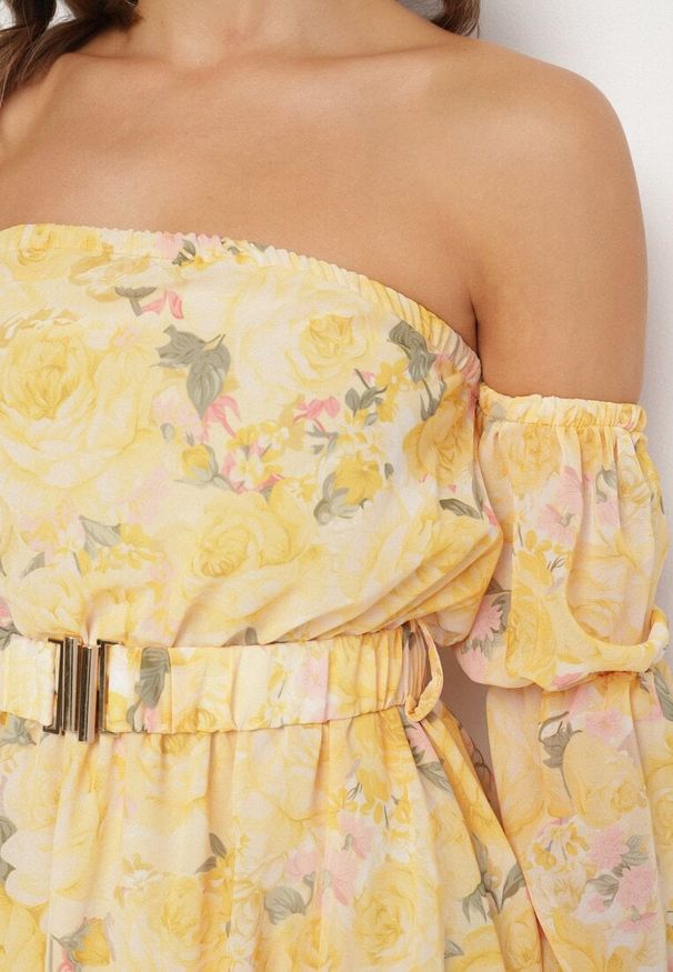 Born2be - Żółta Wiskozowa Sukienka Hiszpanka z Falbanami i Paskiem w Kwiaty Virmoi. Okazja: na co dzień, na spacer. Typ kołnierza: dekolt hiszpanka. Kolor: żółty. Materiał: wiskoza. Wzór: kwiaty. Typ sukienki: proste. Styl: casual