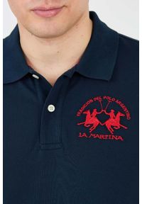 La Martina - LA MARTINA Granatowe polo z dużym czerwonym logo. Typ kołnierza: polo. Kolor: niebieski #6