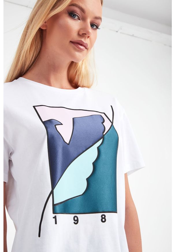 Emporio Armani - T-shirt EMPORIO ARMANI. Długość rękawa: krótki rękaw. Długość: krótkie. Wzór: nadruk