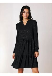 Sinsay - Sukienka mini z efektem stopniowania - czarny. Kolor: czarny. Długość: mini #1