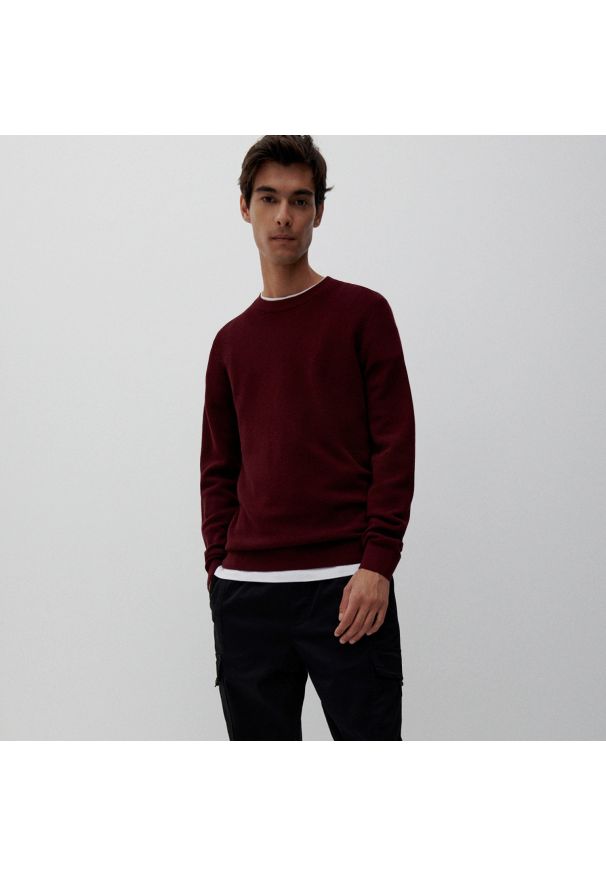 Reserved - Sweter o strukturalnym splocie - Bordowy. Kolor: czerwony. Wzór: ze splotem