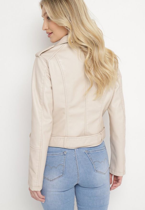 Born2be - Jasnobeżowa Kurtka Ramoneska z Ozdobnym Paskiem na Dole i Asymetrycznym Suwakiem Etoisa. Okazja: na co dzień. Kolor: beżowy. Materiał: jeans. Długość rękawa: krótki rękaw. Długość: krótkie. Styl: casual, elegancki