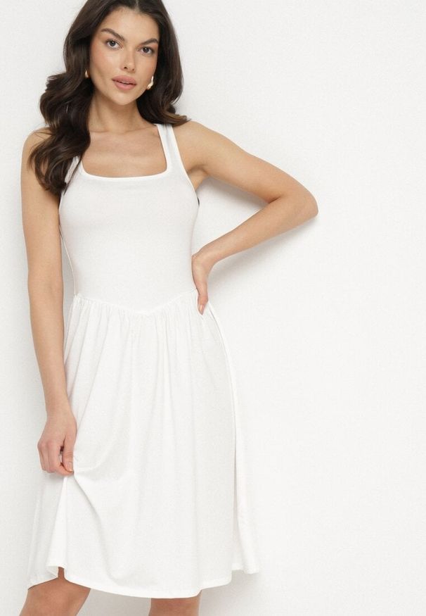 Born2be - Biała Sukienka z Wiskozą o Rozkloszowanym Kroju Edivane. Okazja: na co dzień. Kolor: biały. Materiał: wiskoza. Długość rękawa: na ramiączkach. Sezon: wiosna, lato. Typ sukienki: rozkloszowane. Styl: casual