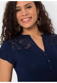 bonprix - T-shirt z dekoltem henley z mieszanki wiskozy. Typ kołnierza: typu henley. Kolor: niebieski. Materiał: wiskoza, koronka. Wzór: koronka #2