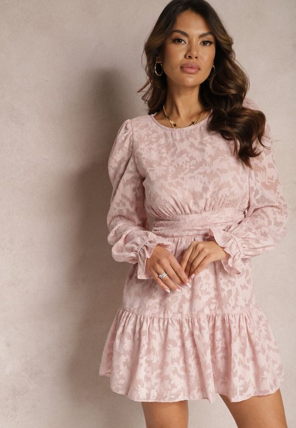 Renee - Różowa Rozkloszowana Sukienka Mini z Tkaniny Plumeti Marsane. Typ kołnierza: kołnierz z falbankami. Kolor: różowy. Materiał: tkanina. Typ sukienki: rozkloszowane. Długość: mini