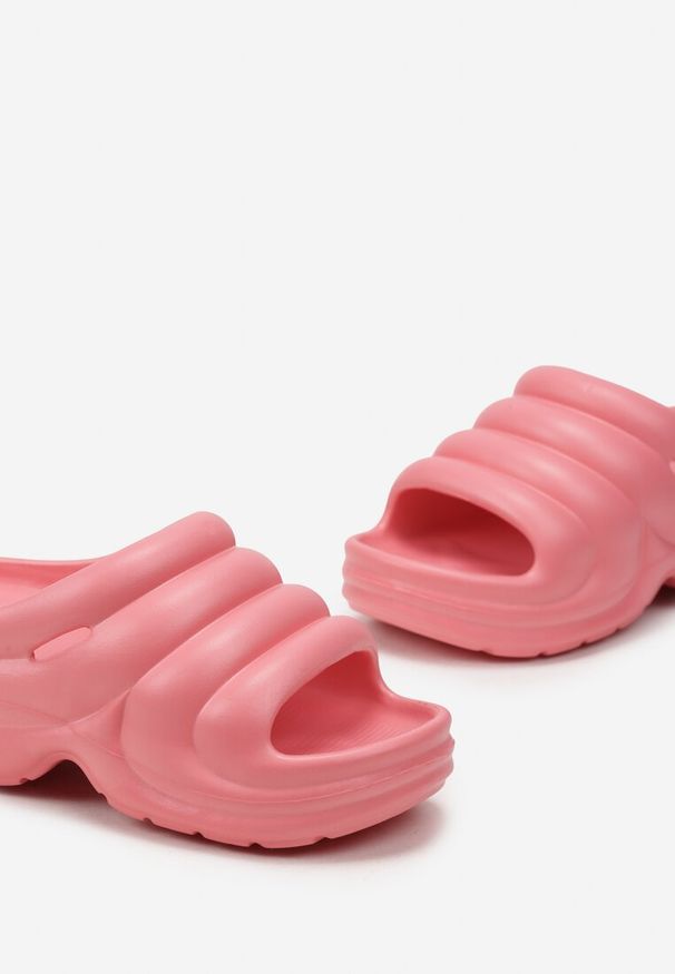 Renee - Fuksjowe Designerskie Gumowe Klapki z Okrągłym Noskiem Vilnira. Okazja: na plażę, do domu. Nosek buta: okrągły. Kolor: różowy. Materiał: guma. Wzór: ażurowy. Obcas: na obcasie. Wysokość obcasa: niski