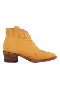 Marco Shoes Nieocieplane botki z zamszu i falistymi wstawkami brązowe żółte. Kolor: wielokolorowy, żółty, brązowy. Materiał: zamsz