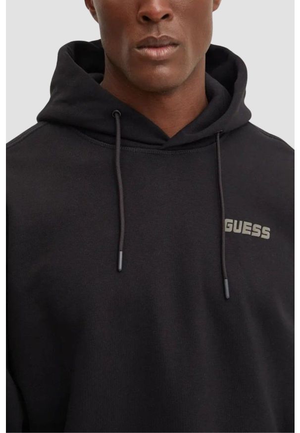 Guess - GUESS Czarna męska bluza z kapturem Emis. Okazja: na co dzień. Typ kołnierza: kaptur. Kolor: czarny. Materiał: bawełna, poliester, materiał. Styl: sportowy, casual