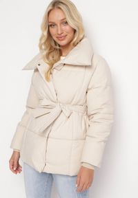 Born2be - Jasnobeżowa Kurtka Wiązana w Pasie z Szerokim Kołnierzem i Pikowaniem Ramella. Okazja: na co dzień. Kolor: beżowy. Materiał: jeans, tkanina. Sezon: zima, jesień. Styl: klasyczny, casual, elegancki #2