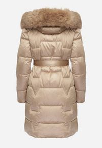 Born2be - Beżowa Pikowana Kurtka o Długim Kroju Ozdobiona Paskiem i Odpinanym Futerkiem Milirra. Okazja: na spacer. Kolor: brązowy. Materiał: futro. Długość: długie. Wzór: aplikacja. Styl: elegancki, wizytowy #4