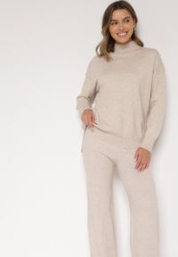 Born2be - Jasnobeżowy Klasyczny Dzianinowy Komplet z Wiskozą Szerokie Spodnie i Sweter Półgolf Reillena. Kolor: beżowy. Materiał: dzianina, wiskoza #5