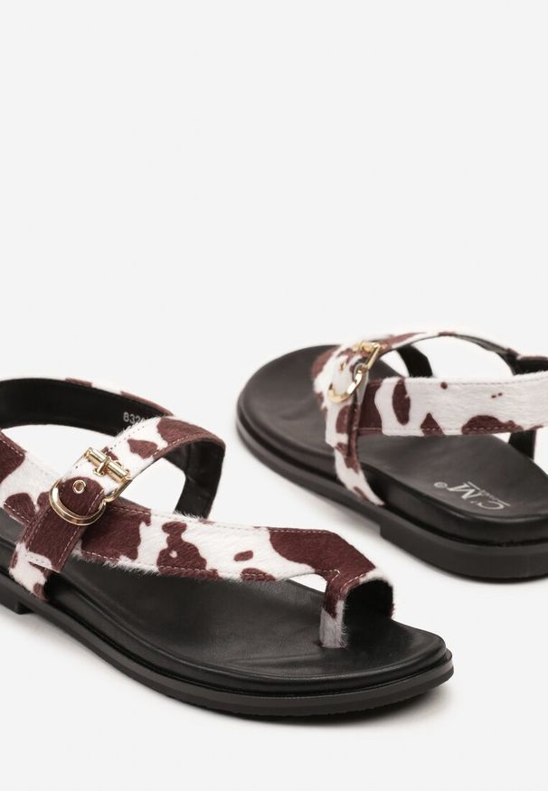 Born2be - Brązowo-Białe Sandały Japonki we Wzór w Łaty z Asymetrycznym Paskiem Realova. Okazja: na spacer, na imprezę, na co dzień. Zapięcie: pasek. Kolor: brązowy. Sezon: lato. Styl: elegancki, casual