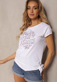 Renee - Biały T-shirt z Bawełny Ozdobiony Asymetrycznym Wiązaniem na Dole i Cyrkoniami Timanel. Okazja: na co dzień. Kolor: biały. Materiał: bawełna. Wzór: aplikacja. Styl: casual, elegancki #5