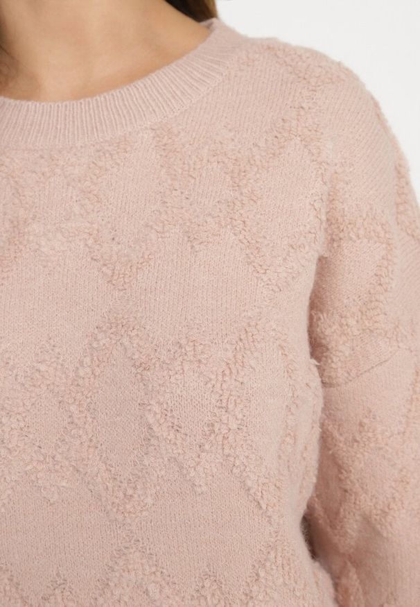 Born2be - Jasnoróżowy Sweter o Luźnym Kroju i Wzorzystym Splocie ze Ściągaczami Elondrae. Kolor: różowy. Materiał: materiał. Wzór: ze splotem. Sezon: zima