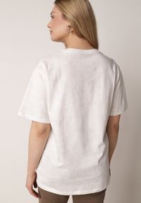 Born2be - Biały Bawełniany T-shirt Oversize z Haftowanym Napisem z Cekinami Aewai. Okazja: na co dzień. Kolor: biały. Materiał: bawełna. Wzór: haft, napisy. Styl: casual, elegancki #6