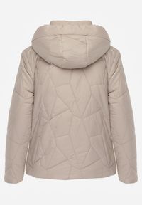 Renee - Ciemnobeżowa Przejściowa Kurtka z Kapturem Ozdobiona Pikowaniem Ninariela. Okazja: na co dzień. Typ kołnierza: kaptur. Kolor: beżowy. Materiał: jeans. Wzór: aplikacja. Styl: casual, sportowy #2