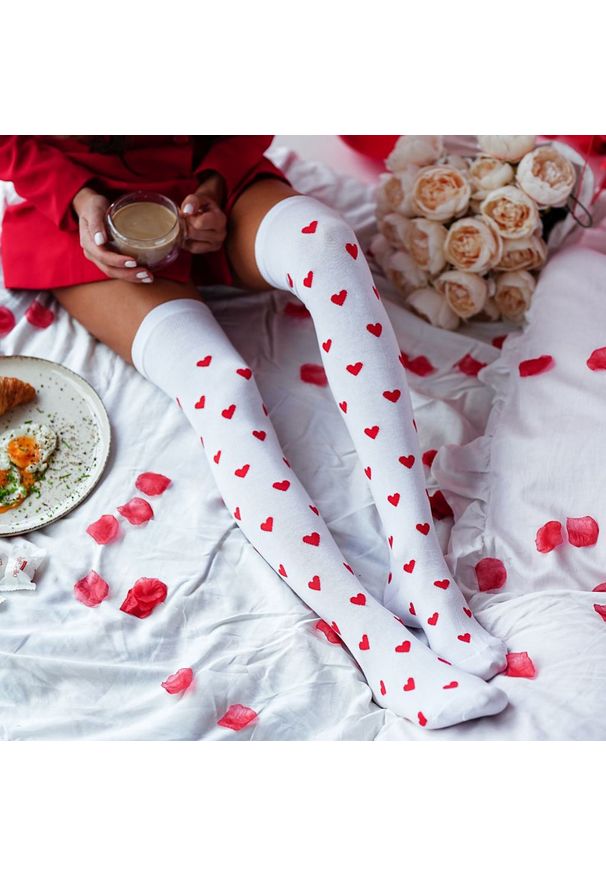 Milena - Białe zakolanówki bawełniane w serca 226. Kolor: biały. Materiał: bawełna
