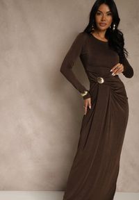 Renee - Brązowa Marszczona Sukienka Koktajlowa Zdobiona Aplikacją w Talii Siweda. Kolor: brązowy. Materiał: lakier, futro. Wzór: aplikacja. Styl: wizytowy #2