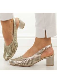 DEONI - Złote C skórzane Polskie czółenka damskie Deoni D136. Okazja: na co dzień, na spotkanie biznesowe, na imprezę. Kolor: złoty. Szerokość cholewki: normalna. Wzór: ażurowy, aplikacja. Materiał: skóra. Sezon: wiosna, lato. Obcas: na obcasie. Styl: biznesowy, elegancki, casual, klasyczny, wizytowy. Wysokość obcasa: średni #1