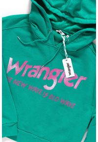 Wrangler - BLUZA WRANGLER DAMSKA CROP HOODIE SPECTRA GREEN W6068IGWB 112130417. Typ kołnierza: kaptur. Wzór: nadruk
