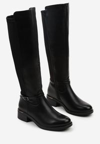 Renee - Czarne Kozaki Typu Oficerki z Klamrą na Pasku Esillea. Okazja: na co dzień. Zapięcie: klamry. Kolor: czarny. Materiał: jeans. Sezon: jesień. Styl: casual #4