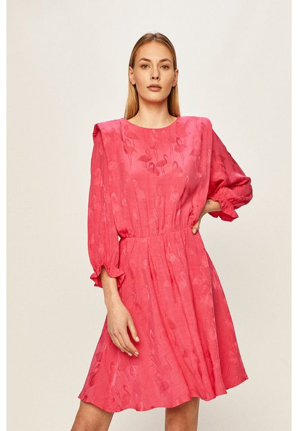 ANSWEAR - Answear - Sukienka. Kolor: różowy. Materiał: tkanina. Typ sukienki: rozkloszowane. Styl: wakacyjny