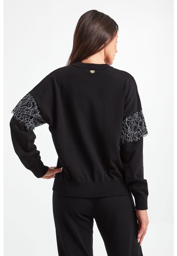 Twinset U&B - SWETER TWINSET U&B. Okazja: na co dzień. Materiał: dzianina, koronka. Wzór: koronka, aplikacja. Styl: casual